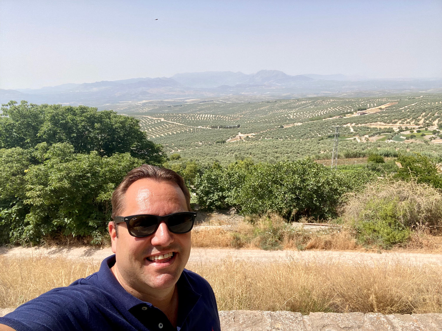 Daniel met op de achtergrond picual olijfbomen zo ver het oog strekt waarvan de extra virgen olijfolie van wordt gemaakt