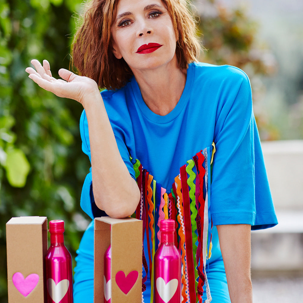 
                      
                        Agatha Ruiz de la Prada met Senorios de Relleu olijfolie
                      
                    