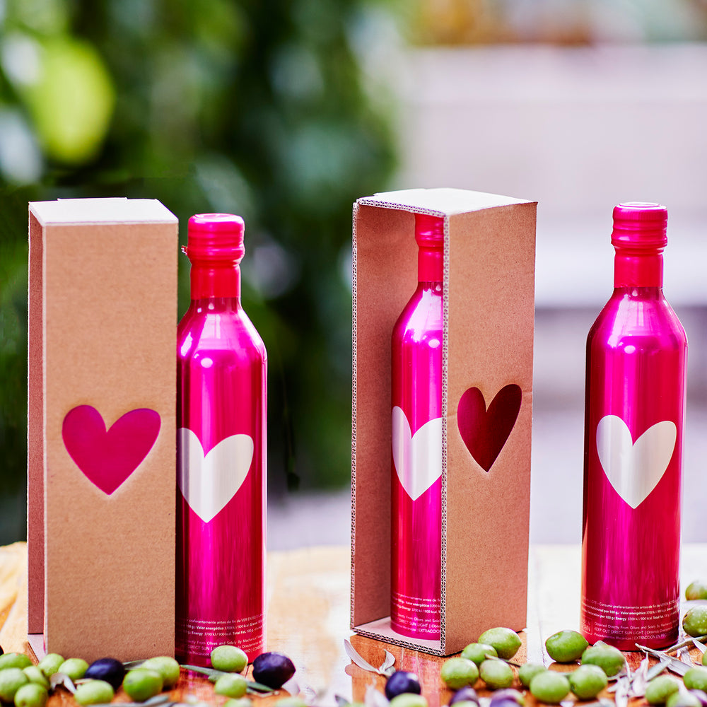 1e Oogstdag Extra Vierge Olijfolie van Señoríos de Relleu by Agatha Ruiz de la Prada (limited edition) op tafel met olijven