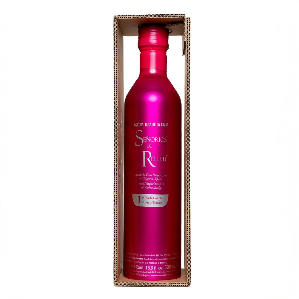 
                      
                        1e Oogstdag Extra Vierge Olijfolie van Señoríos de Relleu by Agatha Ruiz de la Prada (limited edition) met label aanzicht
                      
                    